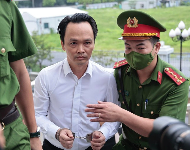 Hình ảnh ông Trịnh Văn Quyết cùng các bị cáo tại tòa - Hình 2 Hinh anh ong Trinh Van Quyet cung cac bi cao tai toa-Hinh-2