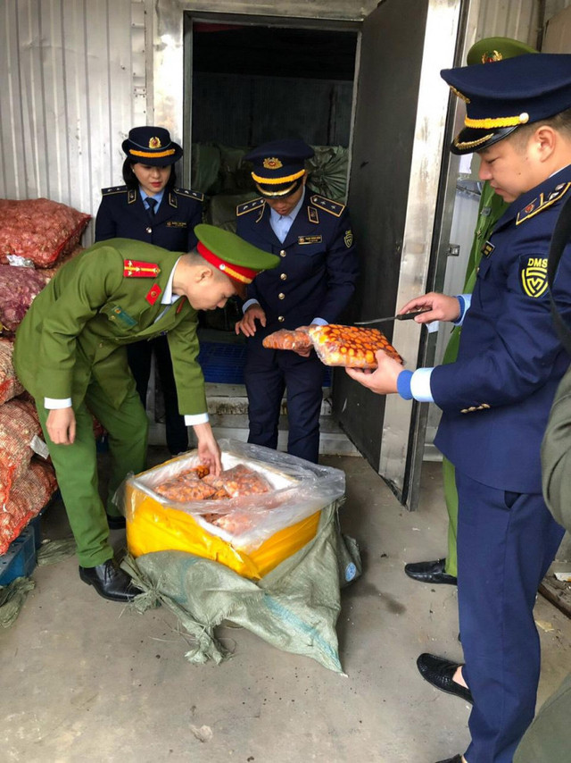 Tạm giữ 7 tấn tràng trứng gà non đổi màu thâm đen - Hình 2 Tam giu 7 tan trang trung ga non doi mau tham den-Hinh-2