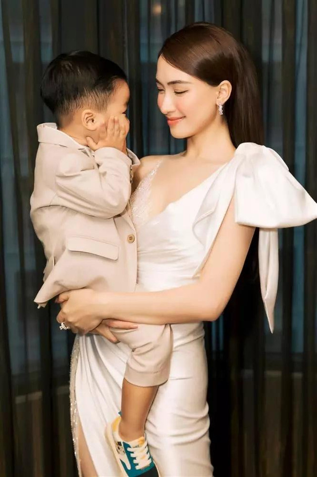 Phản ứng Hòa Minzy khi được khuyên nhanh có bạn trai - Hình 4 Phan ung Hoa Minzy khi duoc khuyen nhanh co ban trai-Hinh-4