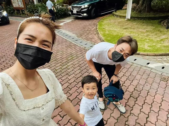 Phản ứng Hòa Minzy khi được khuyên nhanh có bạn trai - Hình 7 Phan ung Hoa Minzy khi duoc khuyen nhanh co ban trai-Hinh-7