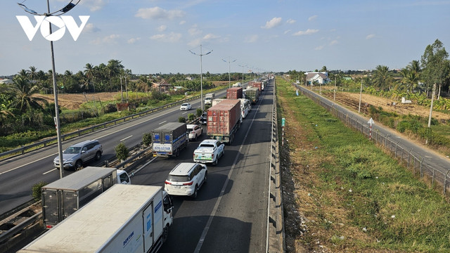 Xe khách bất ngờ bốc cháy, cao tốc Trung Lương - TP HCM ùn tắc - Hình 2 Xe khach bat ngo boc chay, cao toc Trung Luong - TP HCM un tac-Hinh-2