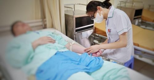Chú rể phải cấp cứu vì chấn thương tinh hoàn trong ngày cưới Chu re phai cap cuu vi chan thuong tinh hoan trong ngay cuoi