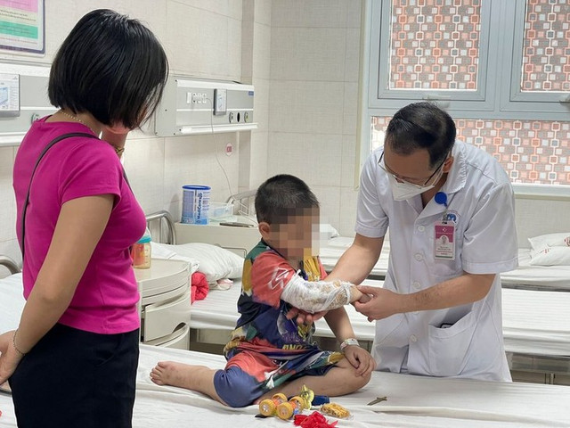 Bé 3 tuổi bị chó cắn vỡ thận - Hình 2 Be 3 tuoi bi cho can vo than-Hinh-2