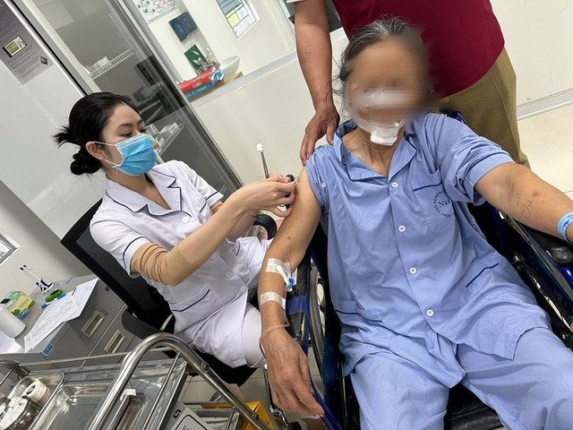 Cụ bà 68 tuổi phải khâu gần 70 mũi vì bị chó cắn Cu ba 68 tuoi phai khau gan 70 mui vi bi cho can