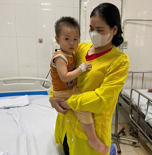 Bé trai 20 tháng tuổi suy hô hấp vì uống phải dầu hỏa Be trai 20 thang tuoi suy ho hap vi uong phai dau hoa