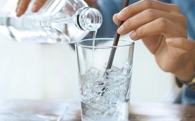 Thói quen uống nước đá mùa hè coi chừng rước bệnh Thoi quen uong nuoc da mua he coi chung ruoc benh