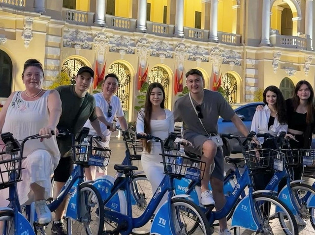 Gia đình Đặng Văn Lâm du xuân ở TP.HCM Gia dinh Dang Van Lam du xuan o TP.HCM
