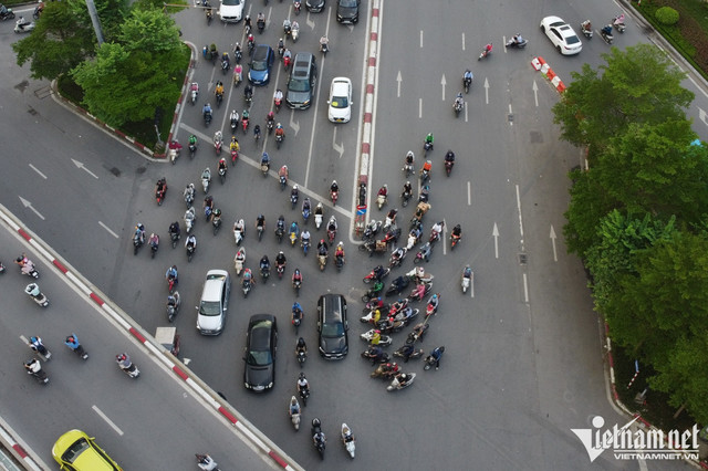 Trăm xe máy đi ngược chiều ở Hà Nội, công an không cản nổi - Hình 2 Tram xe may di nguoc chieu o Ha Noi, cong an khong can noi-Hinh-2