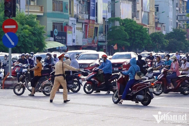 Trăm xe máy đi ngược chiều ở Hà Nội, công an không cản nổi - Hình 5 Tram xe may di nguoc chieu o Ha Noi, cong an khong can noi-Hinh-5