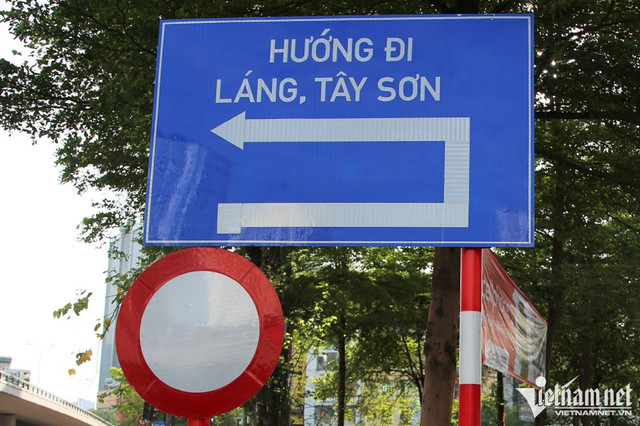Trăm xe máy đi ngược chiều ở Hà Nội, công an không cản nổi - Hình 6 Tram xe may di nguoc chieu o Ha Noi, cong an khong can noi-Hinh-6