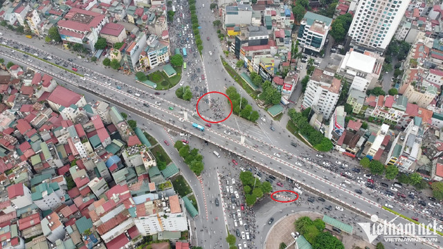 Trăm xe máy đi ngược chiều ở Hà Nội, công an không cản nổi Tram xe may di nguoc chieu o Ha Noi, cong an khong can noi