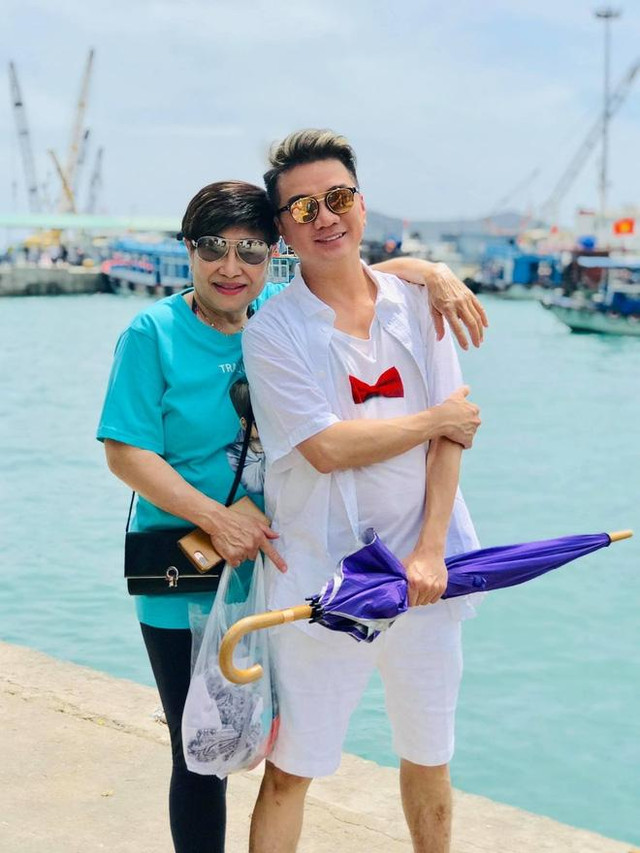Vợ cũ U70 hội ngộ Đàm Vĩnh Hưng, gọi nam ca sĩ là em - Hình 5 Vo cu U70 hoi ngo Dam Vinh Hung, goi nam ca si la em-Hinh-5