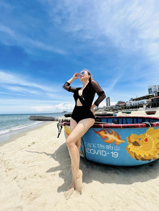 Vẻ gợi cảm của "vợ Giám đốc CDC Đông Bình" Đào Hoàng Yến Ve goi cam cua
