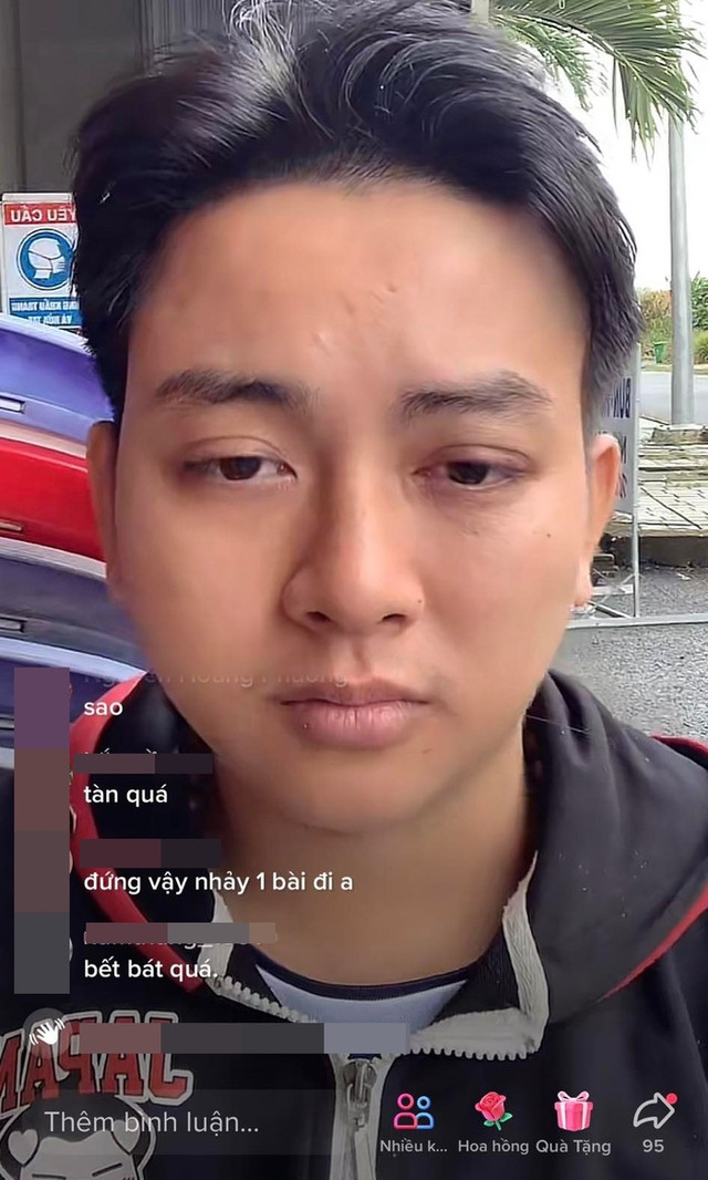 Hoài Lâm livestream cùng mẹ ruột, ngoại hình sụt cân gây xôn xao? Hoai Lam livestream cung me ruot, ngoai hinh sut can gay xon xao?