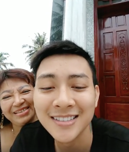Hoài Lâm livestream cùng mẹ ruột, ngoại hình sụt cân gây xôn xao? - Hình 2 Hoai Lam livestream cung me ruot, ngoai hinh sut can gay xon xao?-Hinh-2