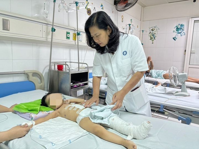 Cứu sống bé gái 3 tuổi bị xe công nông cán qua người Cuu song be gai 3 tuoi bi xe cong nong can qua nguoi