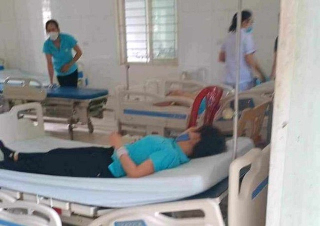 Hàng chục công nhân ở Nghệ An nhập viện sau bữa cơm trưa Hang chuc cong nhan o Nghe An nhap vien sau bua com trua