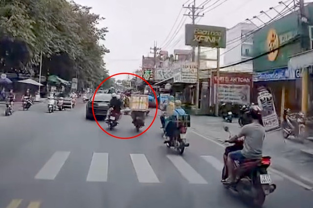 Người đàn ông đi xe máy bị đạp ngã xuống đường ở TPHCM Nguoi dan ong di xe may bi dap nga xuong duong o TPHCM