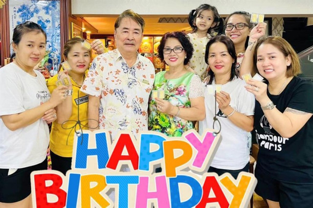 Hải Băng sinh nhật tuổi 33 được bố chồng tặng 2 cây vàng - Hình 2 Hai Bang sinh nhat tuoi 33 duoc bo chong tang 2 cay vang-Hinh-2