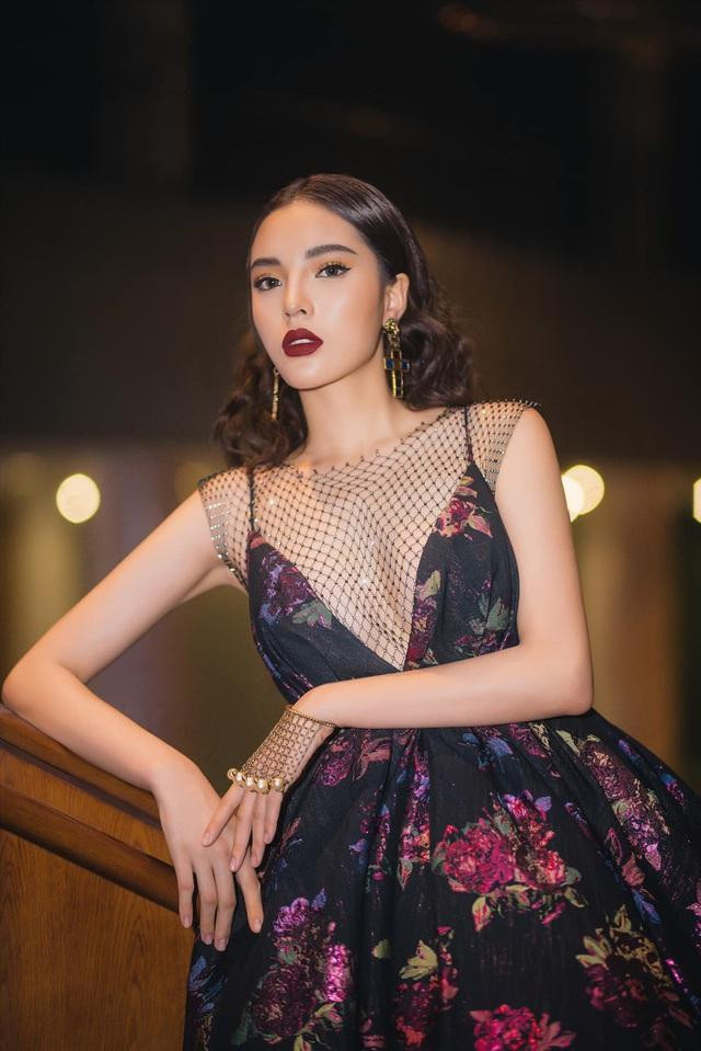 Hoa hậu Kỳ Duyên dự sự kiện trường THPT với cát-sê 120 triệu Hoa hau Ky Duyen du su kien truong THPT voi cat-se 120 trieu