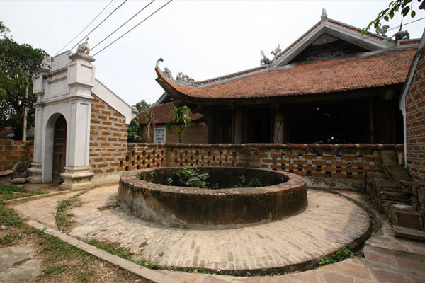 Giếng cổ Đường Lâm bị tô trát, đoàn làm phim hài Tết phân trần Gieng co Duong Lam bi to trat, doan lam phim hai Tet phan tran