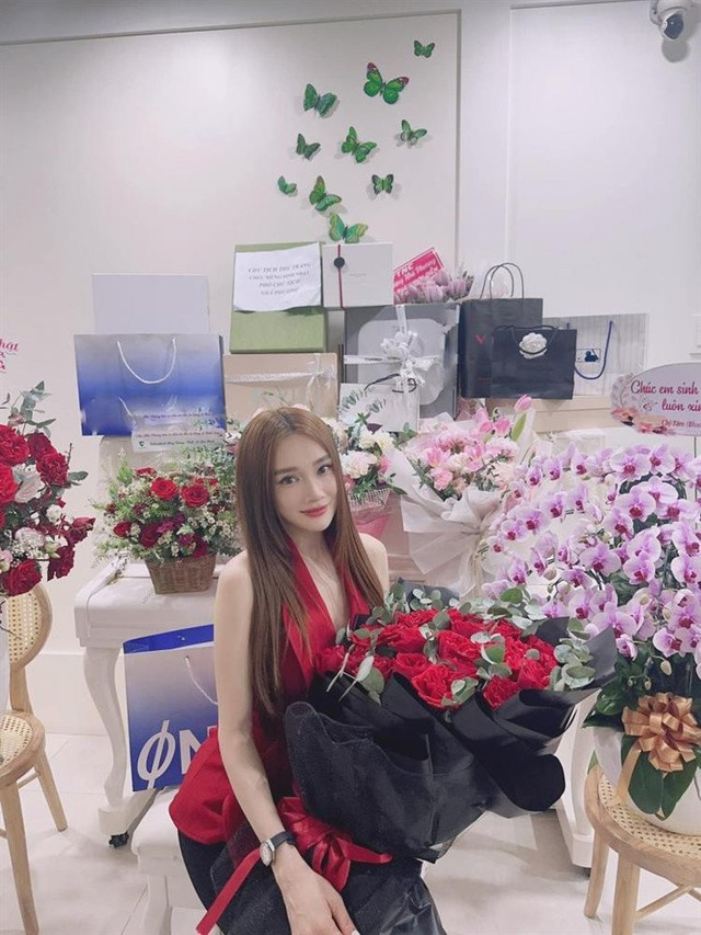 Nhã Phương gầy gò trơ xương ức giữa lúc đang mang bầu lần 2 - Hình 2 Nha Phuong gay go tro xuong uc giua luc dang mang bau lan 2-Hinh-2