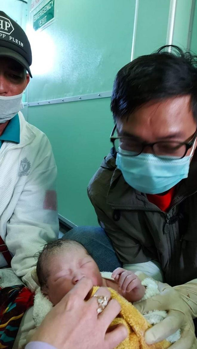 2 BS pháp y đỡ đẻ thành công sản phụ trên tàu ngày đầu năm mới 2 BS phap y do de thanh cong san phu tren tau ngay dau nam moi