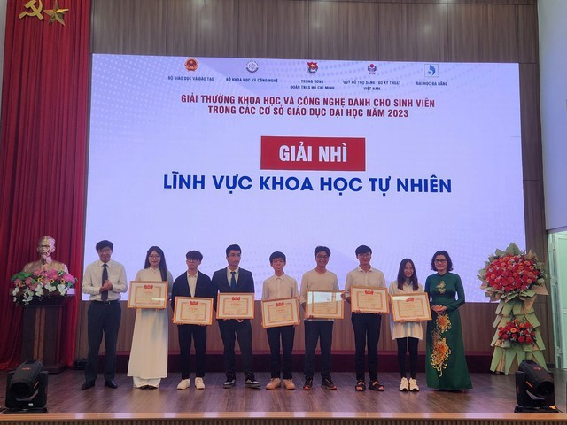 354 Giải thưởng Khoa học và công nghệ được trao cho sinh viên toàn quốc - Hình 2 354 Giai thuong Khoa hoc va cong nghe duoc trao cho sinh vien toan quoc-Hinh-2