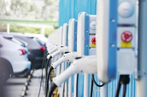 Phải làm gì nếu xe thuần điện hết điện giữa đường? - Hình 5 Phai lam gi neu xe thuan dien het dien giua duong?-Hinh-5