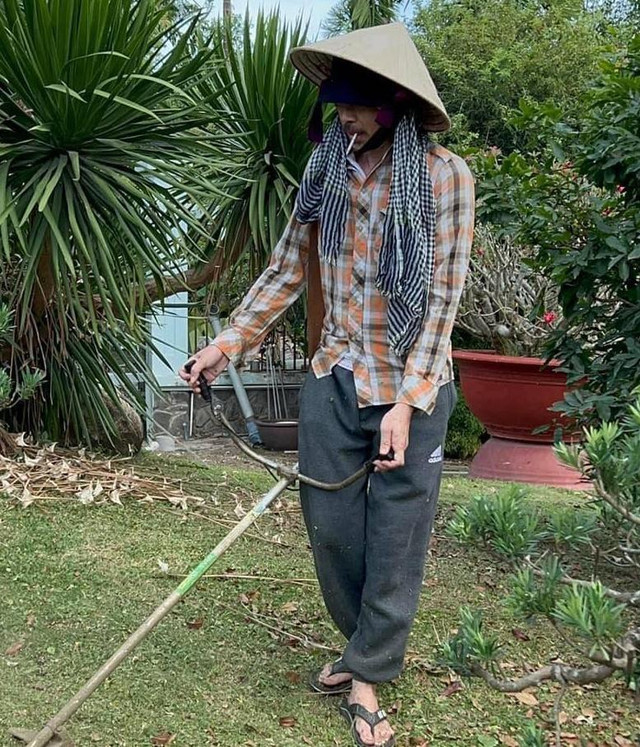 Hoài Linh lộ diện tiều tụy, râu ria rậm rạp trong thời gian ở ẩn - Hình 3 Hoai Linh lo dien tieu tuy, rau ria ram rap trong thoi gian o an-Hinh-3