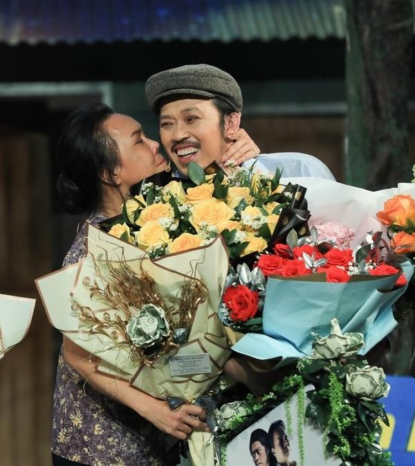 Hoài Linh lộ diện tiều tụy, râu ria rậm rạp trong thời gian ở ẩn - Hình 5 Hoai Linh lo dien tieu tuy, rau ria ram rap trong thoi gian o an-Hinh-5