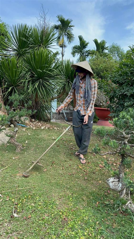 Hoài Linh lộ diện tiều tụy, râu ria rậm rạp trong thời gian ở ẩn - Hình 2 Hoai Linh lo dien tieu tuy, rau ria ram rap trong thoi gian o an-Hinh-2