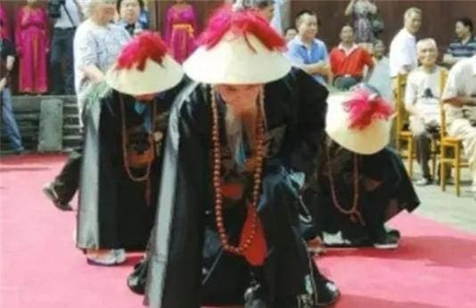 Các quan chức triều Thanh tung tay áo hai lần trước khi quỳ xuống, tại sao? Cac quan chuc trieu Thanh tung tay ao hai lan truoc khi quy xuong, tai sao?