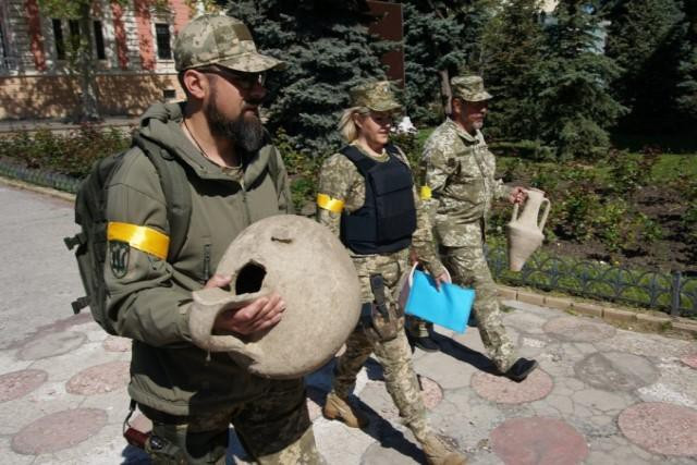 Đang đào chiến hào phòng thủ, binh sĩ Ukraine sửng sốt phát hiện cổ vật quý giá - Hình 2 Dang dao chien hao phong thu, binh si Ukraine sung sot phat hien co vat quy gia-Hinh-2