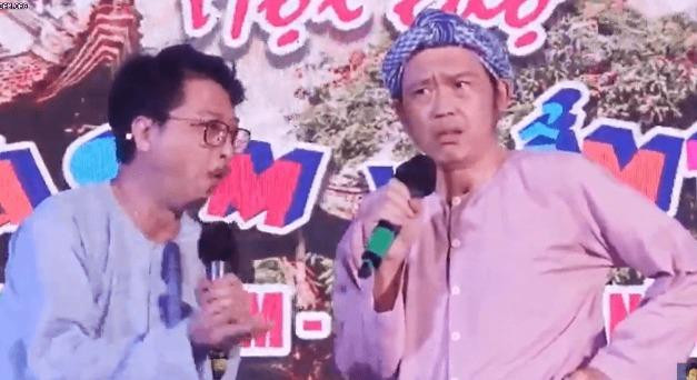 Hứa Minh Đạt và Hoài Linh bị khán giả ném đồ khi đang biểu diễn - Hình 2 Hua Minh Dat va Hoai Linh bi khan gia nem do khi dang bieu dien-Hinh-2