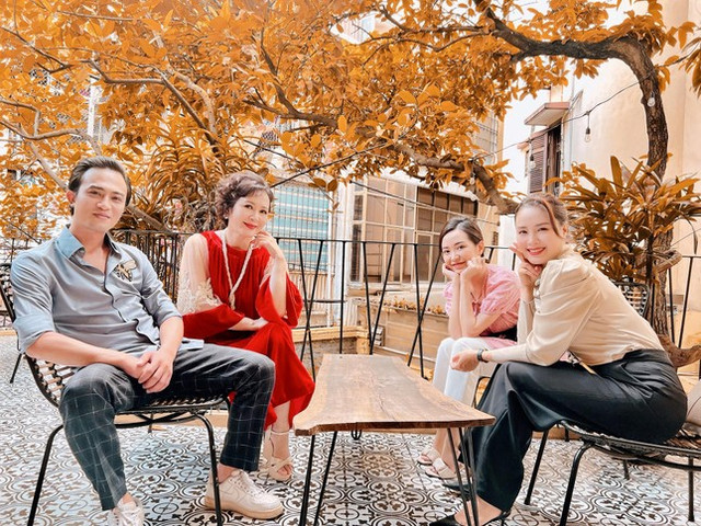Hồng Diễm, Thu Quỳnh hé lộ ảnh 'quẩy tới bến' cùng bạn diễn miền Nam trong phim mới Hong Diem, Thu Quynh he lo anh 'quay toi ben' cung ban dien mien Nam trong phim moi