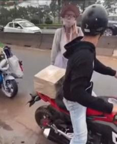 'Thánh quỵt' Bella lừa được trai trẻ kéo xe suốt dọc đường - Hình 3 'Thanh quyt' Bella lua duoc trai tre keo xe suot doc duong-Hinh-3