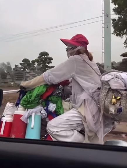 'Thánh quỵt' Bella lừa được trai trẻ kéo xe suốt dọc đường 'Thanh quyt' Bella lua duoc trai tre keo xe suot doc duong