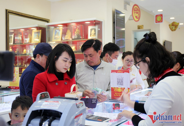 Bán xôi cúng Thần Tài cạnh hàng vàng thu 50 triệu đồng buổi sáng - Hình 7 Ban xoi cung Than Tai canh hang vang thu 50 trieu dong buoi sang-Hinh-7