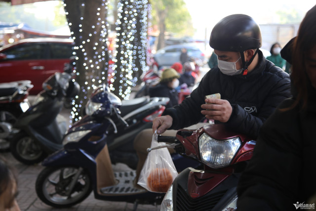 Bán xôi cúng Thần Tài cạnh hàng vàng thu 50 triệu đồng buổi sáng - Hình 4 Ban xoi cung Than Tai canh hang vang thu 50 trieu dong buoi sang-Hinh-4
