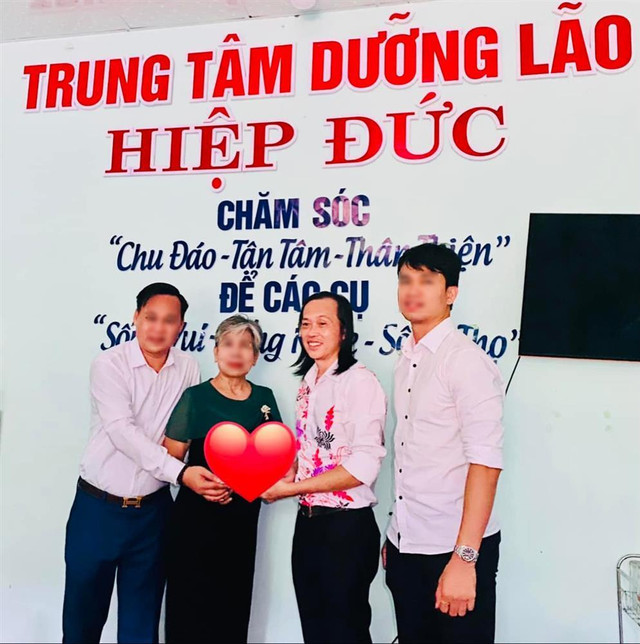 Hoài Linh đi trao quà, Công Vinh được đối xử sao sau ồn ào từ thiện? Hoai Linh di trao qua, Cong Vinh duoc doi xu sao sau on ao tu thien?