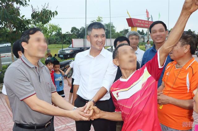 Hoài Linh đi trao quà, Công Vinh được đối xử sao sau ồn ào từ thiện? - Hình 5 Hoai Linh di trao qua, Cong Vinh duoc doi xu sao sau on ao tu thien?-Hinh-5