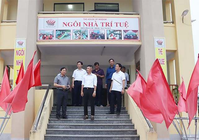 Hoài Linh đi trao quà, Công Vinh được đối xử sao sau ồn ào từ thiện? - Hình 4 Hoai Linh di trao qua, Cong Vinh duoc doi xu sao sau on ao tu thien?-Hinh-4