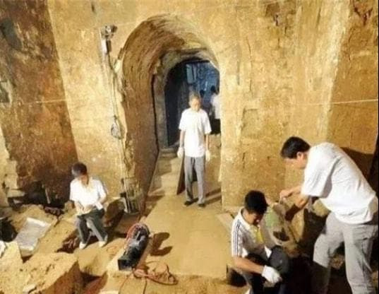 Mộ Gia Cát Lượng được đào lên, cảnh tượng bên trong gây chấn động - Hình 2 Mo Gia Cat Luong duoc dao len, canh tuong ben trong gay chan dong-Hinh-2