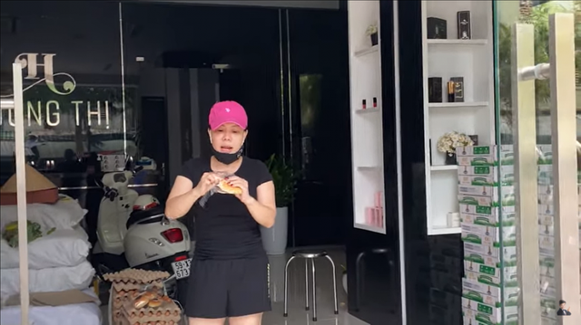 Việt Hương hỗ trợ cho đồng nghiệp đồ ăn nhưng xin chắp tay lạy vì điều này Viet Huong ho tro cho dong nghiep do an nhung xin chap tay lay vi dieu nay