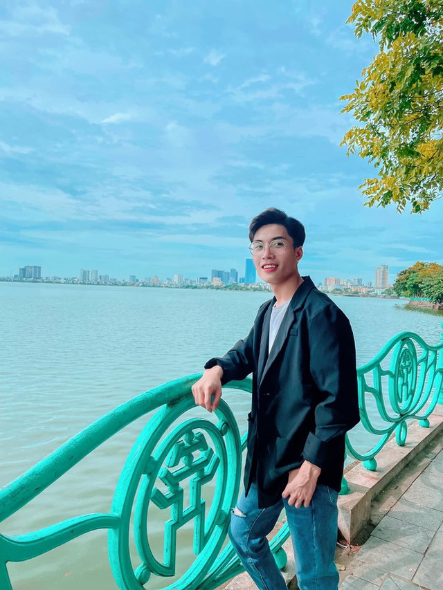 Truy lùng "Anh hàng xóm" đẹp trai, tốt bụng mùa dịch là ai? - Hình 9 Truy lung