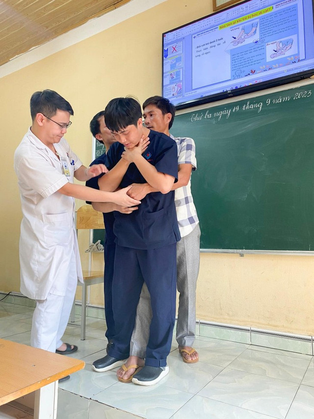 Cách xử lý kịp thời khi trẻ bị hóc dị vật ngày tết - Hình 4 Cach xu ly kip thoi khi tre bi hoc di vat ngay tet-Hinh-4