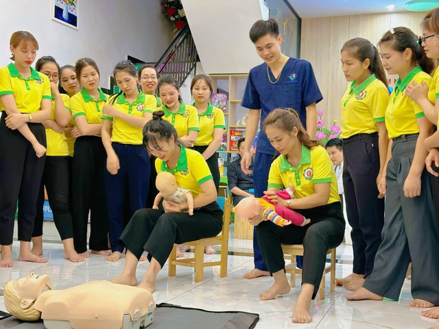 Cách xử lý kịp thời khi trẻ bị hóc dị vật ngày tết Cach xu ly kip thoi khi tre bi hoc di vat ngay tet