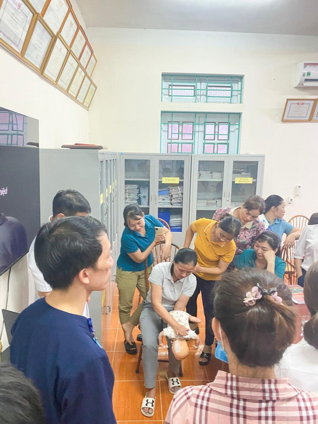 Cách xử lý kịp thời khi trẻ bị hóc dị vật ngày tết - Hình 2 Cach xu ly kip thoi khi tre bi hoc di vat ngay tet-Hinh-2