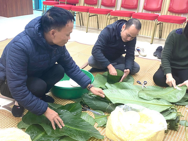Tố chức gói bánh chưng nhân dịp Tết Giáp Thìn 2024 - Hình 4 To chuc goi banh chung nhan dip Tet Giap Thin 2024-Hinh-4